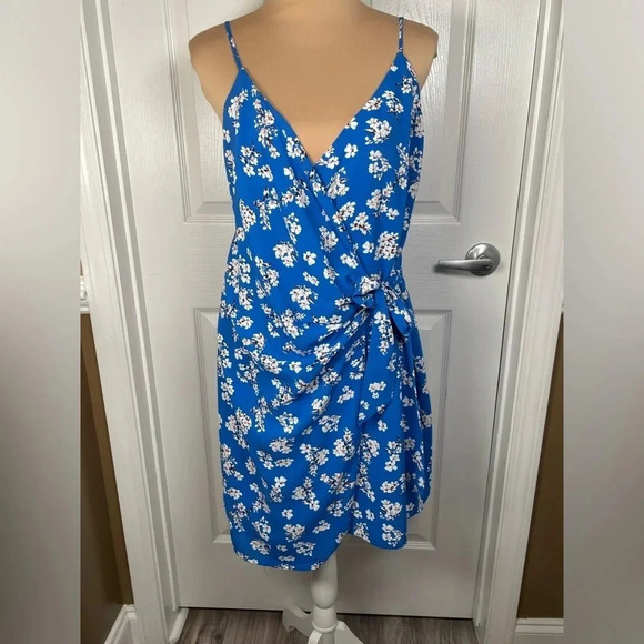 💙🤍NWT Heartloom Paige Wrap Dress - Picture 6 of 10